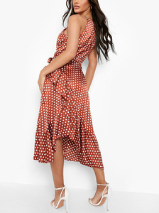 Nouvelle arrivée <span class=keywords><strong>Robe</strong></span> <span class=keywords><strong>rouge</strong></span> à <span class=keywords><strong>pois</strong></span> blancs Vêtements pour femmes <span class=keywords><strong>Robe</strong></span> d'été 2022 <span class=keywords><strong>Robe</strong></span> en satin de soie polyester à volants mi-longue - Product Image 2