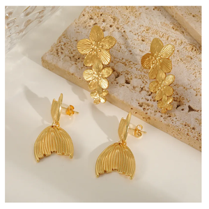Pendientes de tuerca de acero inoxidable elegantes vintage, diseño de mariposa y flor multicapa, colgante de gota de perla chapado en oro, hipoalergénico - Product Image 2