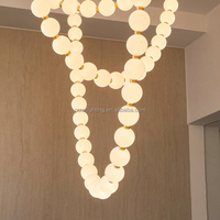 Lustre moderne en verre givré à chaîne torsadée, globe lumineux LED personnalisé, pour hall d'hôtel, atrium, plafond haut, éclairage commercial suspendu