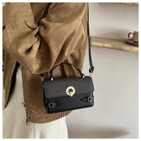 Sac à main tendance en PU pour femme, petit format carré, nouveau style, sac à bandoulière de style urbain, design horizontal, coque semi-rigide