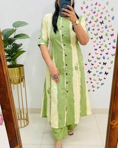 Ensemble kurta en coton tendance pour femmes avec travail batik en différentes couleurs, vêtements décontractés de bureau, vêtements de vacances, vente en gros à bas prix - Product Image 3