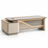 Bureau de direction moderne haut de gamme avec éclairage d'ambiance LED, table de PDG pour salle de direction, grand poste de travail administratif avec rangement
