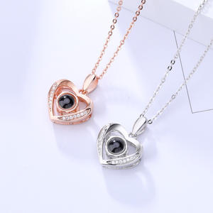 <span class=keywords><strong>Romantique</strong></span> Couples Bijoux Kolye Argent Personnalisé <span class=keywords><strong>Photo</strong></span> 100 Langues Je T'aime Projection Collier pour Femmes - Product Image 1