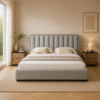 Lit moderne écologique rembourré en tissu gris avec cadre en bois et tête de lit à cannelures verticales