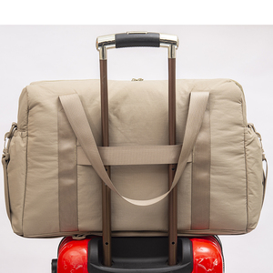 Grand sac de sport matelassé pour la gym, sac de week-end pour activités de plein air, sac à main personnalisé avec logo OEM pour femme, sac de pickleball - Product Image 6