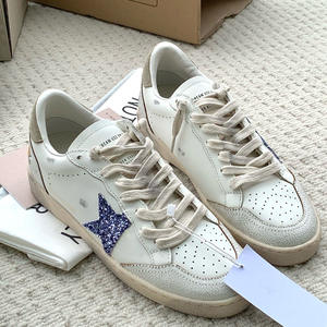 Zapatos Blancos con Estrellas Doradas de Lentejuelas y Detalles Plateados, Zapatos de Piel Vacuna de Alta Calidad con Aumento de Altura Invisible - Product Image 4