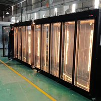 Vitrine réfrigérée commerciale avec grande fenêtre transparente permettant aux clients de voir clairement tous les produits stockés