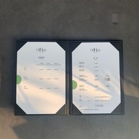 Pochette de menu en cuir personnalisée pour restaurant, avec insertion d'angle et logo sur mesure