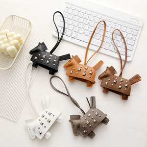 Nouveau Porte-clés de Voiture Créatif en Cuir Écologique avec Pendentif Poney à Rivets, Style Mode, Violet Orange Rose Vert, Orné de Clous, pour Sac à Main Motif Cheval de Guerre - Product Image 1