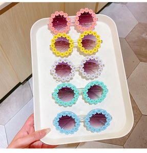 <span class=keywords><strong>แว่น</strong></span><span class=keywords><strong>กันแดด</strong></span>เด็กแฟชั่นดีไซน์น่ารักหวานแหวว ปี 2024 สำหรับใส่เดินเล่นกลางแจ้ง ป้องกันแสงแดด กรอบ<span class=keywords><strong>สี</strong></span>ฟ้า ขาว <span class=keywords><strong>เหลือง</strong></span> ม่วง ทำจากวัสดุ PC - Product Image 6