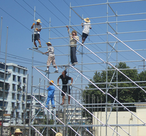 Système d'échafaudages Layher de qualité supérieure, structure de scène stable en aluminium et scène modulable pour événements et festivals de grande envergure - Product Image 1