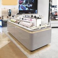 Support d'affichage cosmétique moderne à LED avec étagères personnalisées écologiques pour produits cosmétiques et de soin de la peau