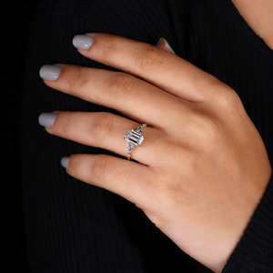Anello di Fidanzamento con Diamante Sintetico CVD Certificato IGI, Anello con Diamante Creato in Laboratorio <span class=keywords><strong>D</strong></span> VVS Personalizzato, Gioiello con Smeraldo - Product Image 6