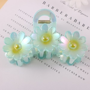 Pinza para el pelo de tres capas con diseño de flor de huevo y estilo de tiburón, hecha de resina y plástico duradero, ideal para un look de vacaciones. - Product Image 6