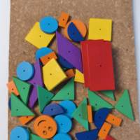 Ensemble créatif DIY en gros dans une boîte en papier, tableau en liège, blocs de bois, marteau, clous métalliques, cadeaux pour enfants