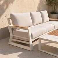 Wahrscheinlich verblasst die meisten Terrassengarnituren innerhalb von 18 Monaten, dieses Outdoor-Sofa-Set hält drei ganze Outdoor-Jahreszeiten stand, dank asymmetrischer Anordnung.