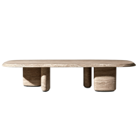 Table basse d'extérieur en travertin massif, plateau ovale allongé, base sculpturale en pierre pour espace lounge commercial de luxe