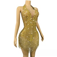 Combinaison de danse latine et de cheerleading de luxe, glamour, dorée, scintillante, ornée de strass et de franges, à col halter et décolleté plongeant en V