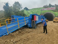Équipement de construction d'arches inversées avec chariot de distribution de béton, plateforme de travail et dispositif de levage