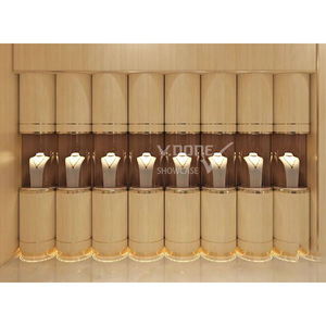 Vitrines de présentation de bijoux incurvées de luxe, mobilier sur mesure haut de gamme pour bijouteries avec éclairage LED pour boutiques de détail haut de gamme - Product Image 2