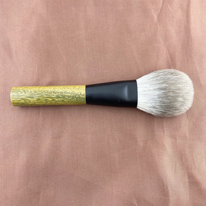 Brocha de Maquillaje Kabuki Grande para Polvo Suelto y Colorete, con Pelo Sintético, Mango de Sándalo y Virola Metálica - Product Image 5