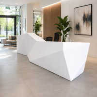 Bureau d'accueil Corian sur mesure à facettes diamantées avec éclairage LED, durable, résistant aux rayures, réparable, multifonctionnel, surface solide de luxe