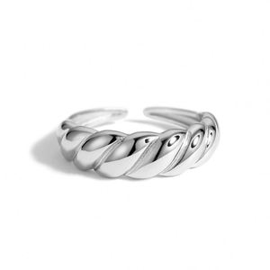 Anillo de Compromiso Dylam Estilo Metálico, Diseño Baguette Trenzado, Plata de Ley 925 con Baño de Rodio - Product Image 1