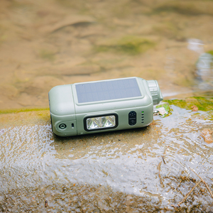 Purificateur d'eau électrique portable extérieur Survive avec lampe de poche à batterie à filtration en 5 étapes et lumière SOS prête à l'énergie solaire - Product Image 3