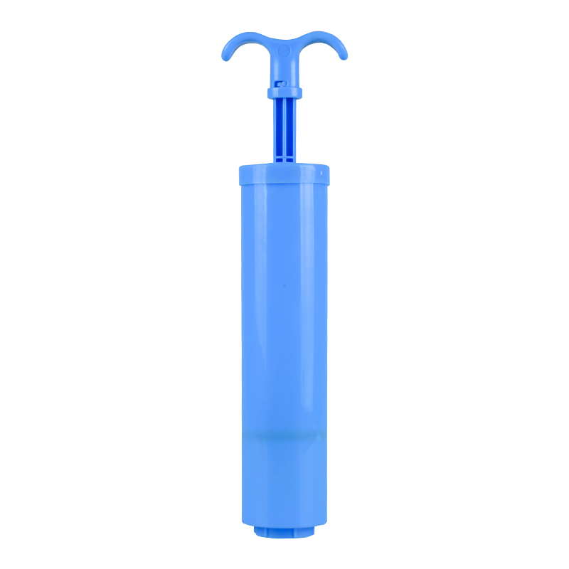Pompe à main en plastique bleu