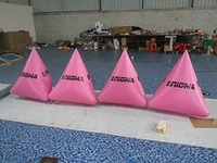 Bouée de natation gonflable en PVC en forme de pyramide triangulaire Zongzi 1m 3kg personnalisable avec logo pour usage en hôtel et complexe hôtelier