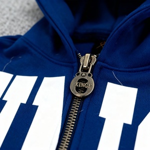 Hoodie zippé court et ample en coton épais 400 g/m² avec ourlet effiloché et patch brodé lettres, style streetwear personnalisé 2026 pour homme - Product Image 2