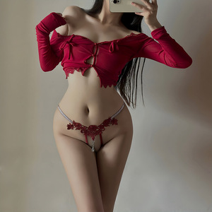 Lingerie en strass de style européen et américain pour femmes, rouge, brodée, string à entrejambe ouvert, sexy, ajourée. - Product Image 1