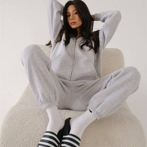 <span class=keywords><strong>OEM</strong></span> Vente en gros personnalisé Poche zippée Ensemble sweat à capuche avec fermeture éclair complète Sweatshirts à capuche Ensemble deux pièces pour femmes - Product Image 2