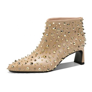 Stivaletti da Donna Personalizzati <span class=keywords><strong>Nude</strong></span> con Punta Affusolata, Borchie Dorate, Tacco Grosso, Rialzo Interno, Eleganti e alla Moda, Autunno Estate - Product Image 1