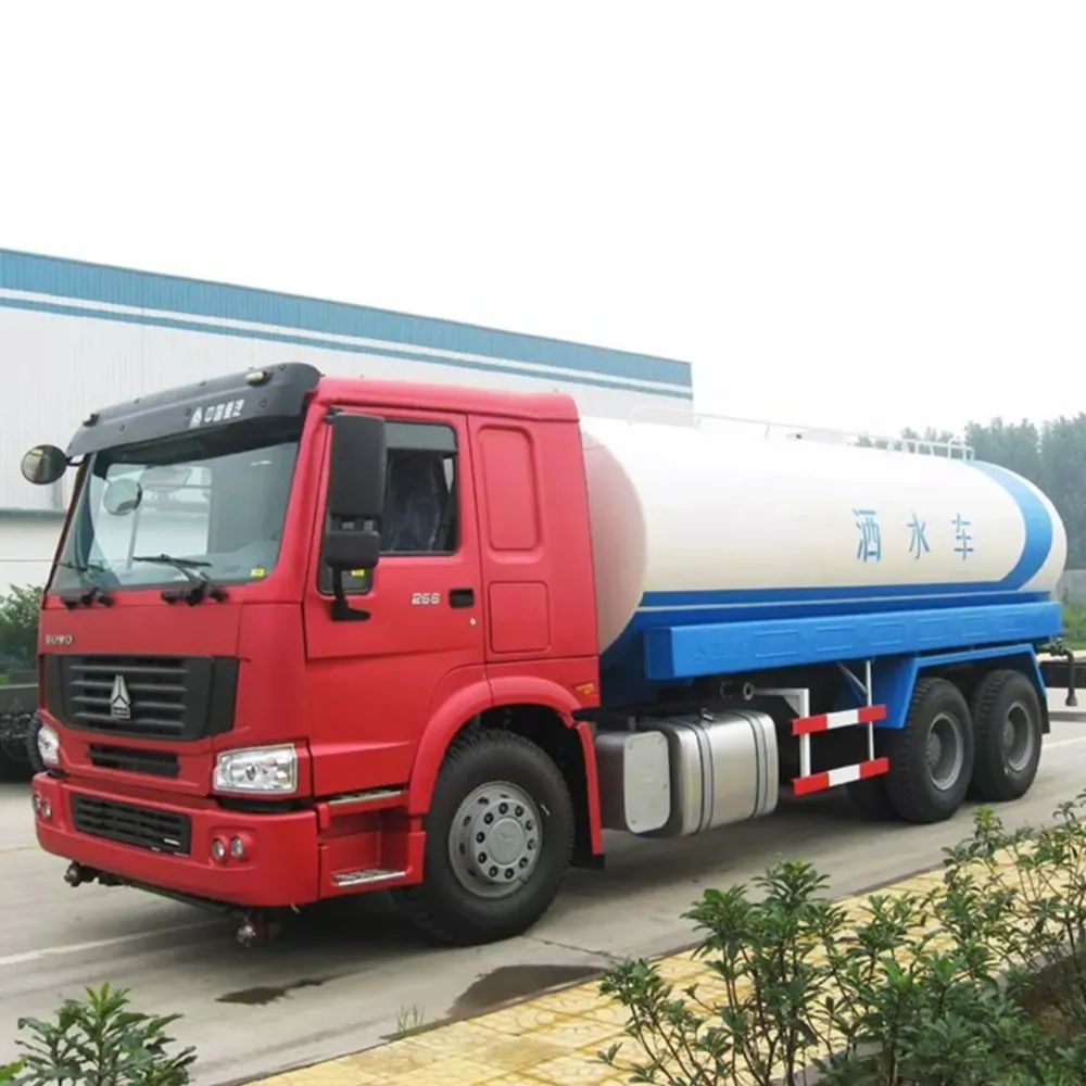 नई शैली कम कीमत Sinotruk howo बिक्री के लिए ट्रक प्रकाश शुल्क पानी टैंकर 6x4