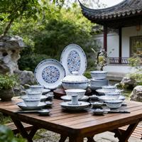 Service de table en porcelaine bleue et blanche de Jingdezhen, 68 pièces - Décoration rouge sous glaçure, design Linglong, vaisselle en céramique pour banquet de mariage