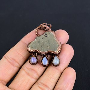 Colgante de Pirita Dorada Apache y Piedra Lunar de Alta Calidad para Mujer, Engaste de Bisel, Hecho a Mano con Alambre de Cobre, Estilo Clásico, Venta al por Mayor - Product Image 1