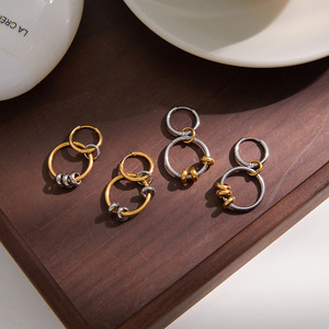 Boucles d'oreilles créoles bicolores or et argent, style géométrique rond minimaliste, bijoux tendance pour femme, accessoire mode automne-hiver - Product Image 3