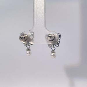 Boucles d'oreilles classiques pour femmes en forme de papillon, en zircon cubique de couleur bleu clair, imitation perle, plaqué or sur la base en laiton, de la marque Tianyu Gems - Product Image 2