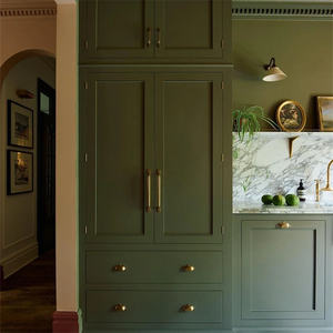Armoire <span class=keywords><strong>de</strong></span> <span class=keywords><strong>cuisine</strong></span> contemporaine avec façade peinte en vert et plan <span class=keywords><strong>de</strong></span> travail en quartz, le tout dans un design minimaliste - Product Image 4