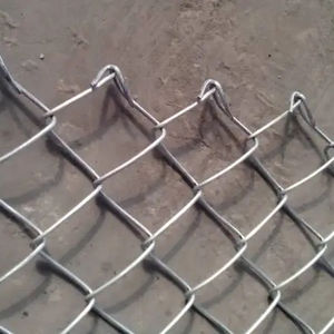 Clôtures de terrain de tennis tissées anti-corrosion d'origine du fabricant, forme de trou diamant, tissage uni, pour usage scolaire, soudage par pliage - Product Image 1