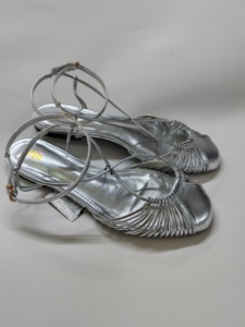Sandalias Planas de Verano para Mujer, Nuevas, Sexys y a la Moda, con Cierre de Botón, Suela de Goma, Correa Metálica y Correa para el Pie, para Exteriores, Talla Grande - Product Image 4