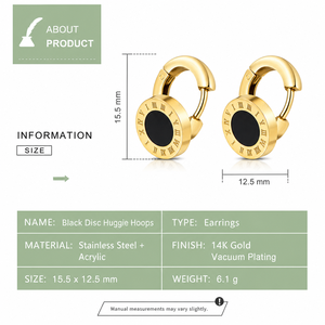 Boucles d'oreilles créoles Huggie en acier inoxydable plaqué or 14K sous vide, disque rond en acrylique noir avec chiffres romains, fermoir à charnière - Product Image 4