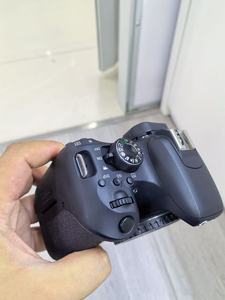 Cámara réflex digital Canon EOS 800D de segunda mano en buen estado de funcionamiento con pantalla táctil abatible - Product Image 3