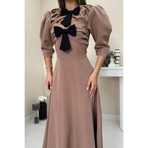 Robe longue en satin camel coupe trapèze avec nœud décoratif, décolleté en V et découpes, robe de bal à taille naturelle - Product Image 1