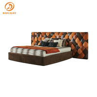 Lit capitonné de luxe style Wild-Chic avec tête de lit capitonnée en patchwork multi-matériaux, lit plateforme haut de gamme en cuir et velours mélangés