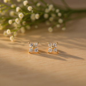 Orecchini a Perno E3410 in Oro Bianco con Zirconi Rotondi da 4mm, Design Classico a Fiore, Gioielli Unisex - Product Image 2