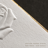 Carte d'invitation de mariage ovale personnalisée avec estampage à chaud doré, motif floral rose en relief, carte de menu blanche pour table de dîner et banquet