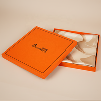 Boîte cadeau orange pour foulard en soie, avec logo personnalisé du fournisseur, estampage à chaud noir sur papier texturé