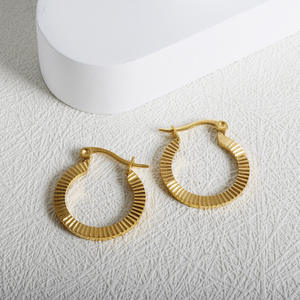 أقراط نسائية مطلية بالذهب عيار 18 من الفولاذ المقاوم للصدأ أقراط هندسية جديدة عصرية مزدوجة الجانب منقوشة على شكل طوق مبيع بالجملة مجوهرات - Product Image 4